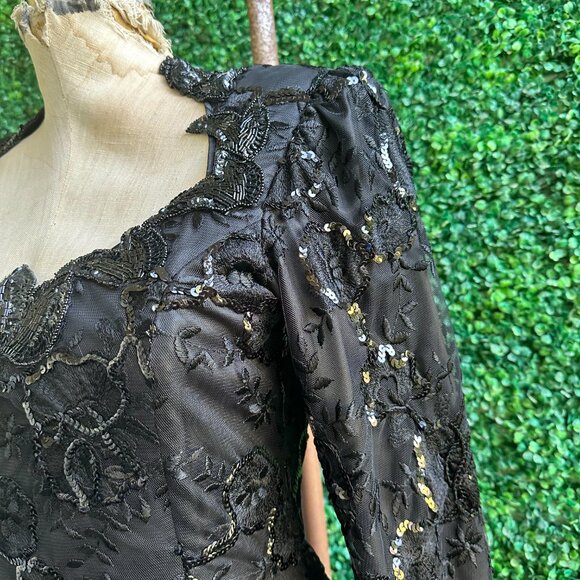 Elegant Black Lace Evening Gown - Picture 4 of 8